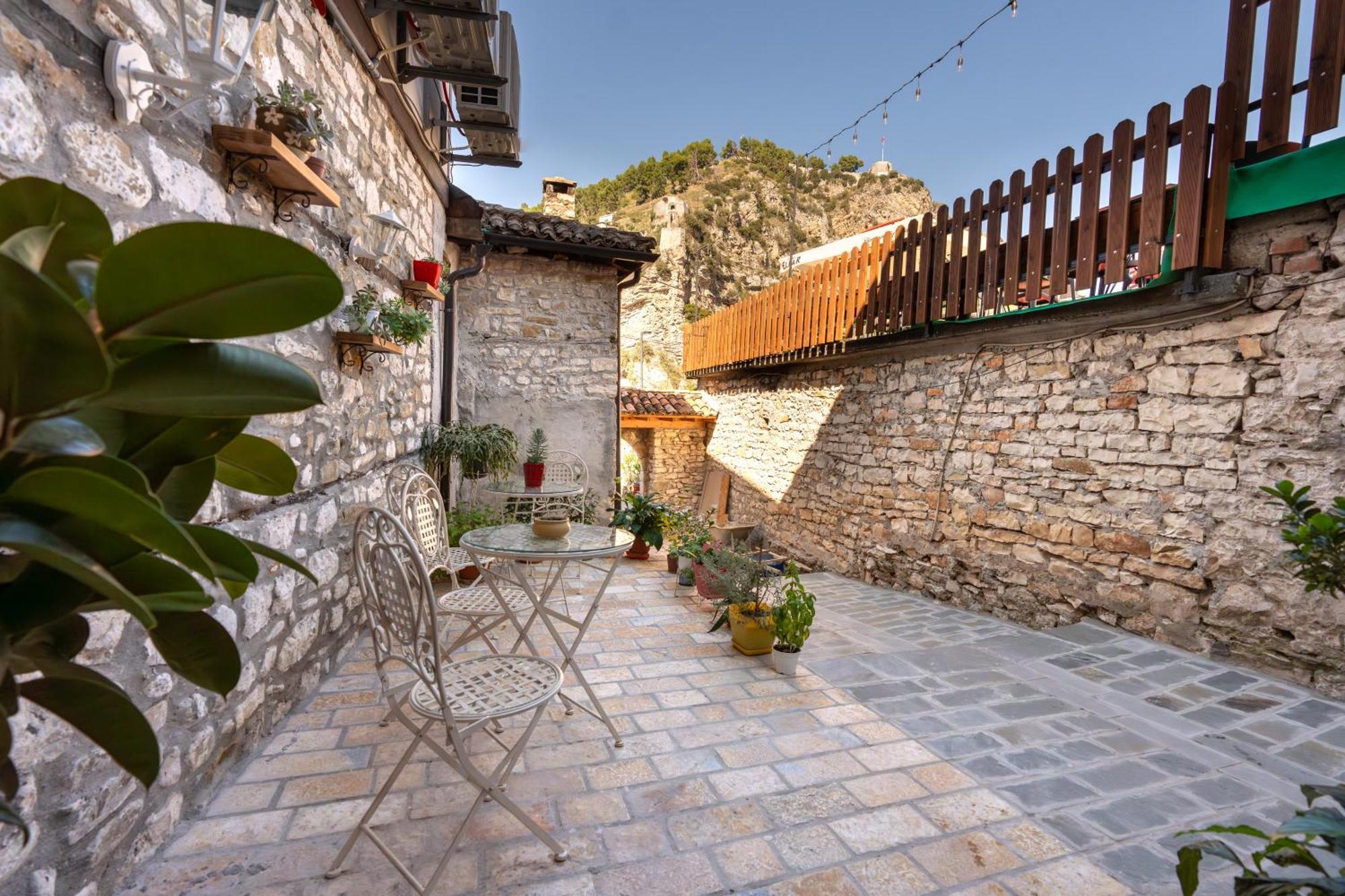 The Well House - Unesco Berat Bagian luar foto